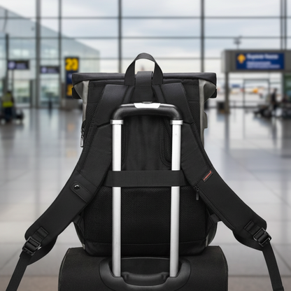 sac a dos voyage Rolltop noir sur valise aeroport