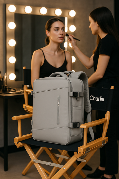 Sac a dos voyage cabine gris brun sur chaise style hollywood seance maquillage mannequin