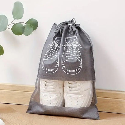 Sac de rangement à chaussures avec des espadrilles blanches prêtes à être rangées dans une valise