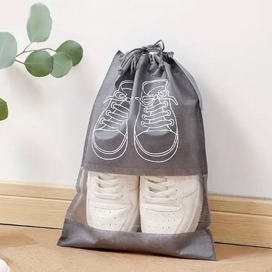 Sac de rangement à chaussures avec des espadrilles blanches prêtes à être rangées dans une valise