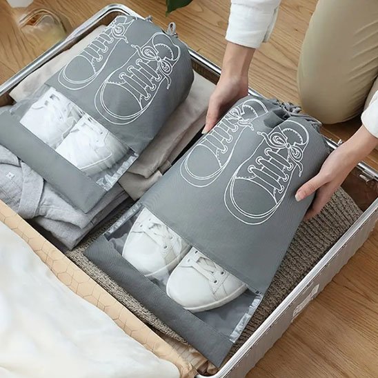 Sac de rangement à chaussures avec des espadrilles placées dans la boîte de rangement