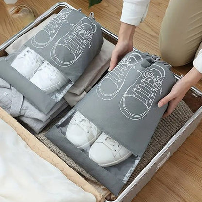 Sac de rangement à chaussures avec des espadrilles placées dans la boîte de rangement