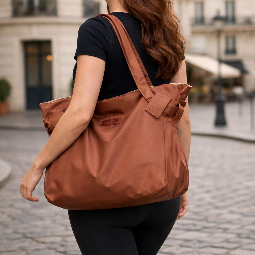 Sac de voyage femme chic porté en ville parisienne, look moderne et pratique pour voyage urbain et week-end