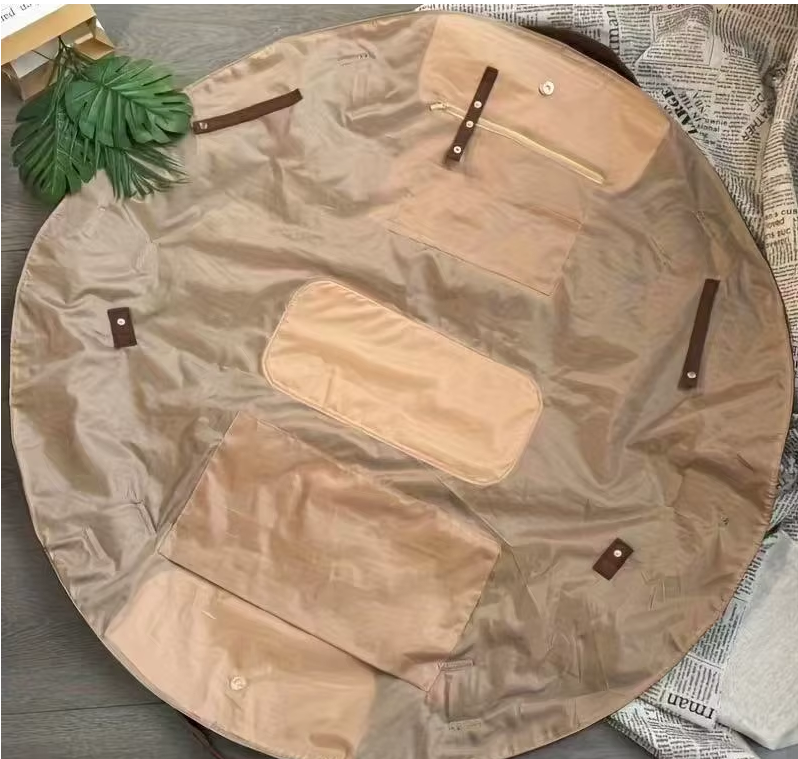 Sac de voyage femme multifonction ouvert à plat avec poches et compartiments, organisation pratique pour voyage