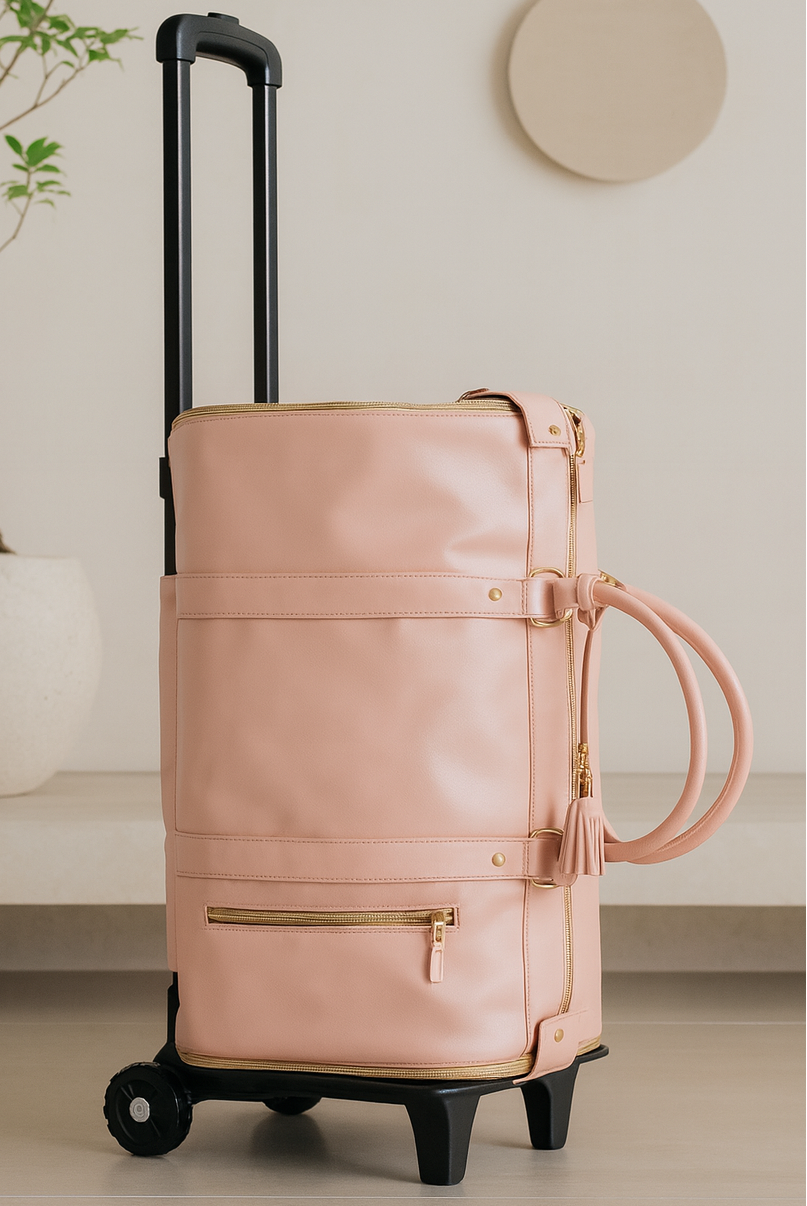 Sac de voyage roulette rose debout sur roue et pates décor apaisant