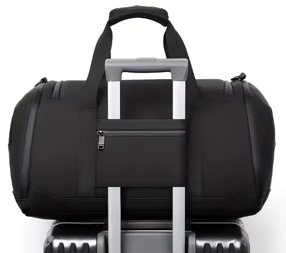 sac de voyages noir fixe sur valise avec passe trolley pour déplacements