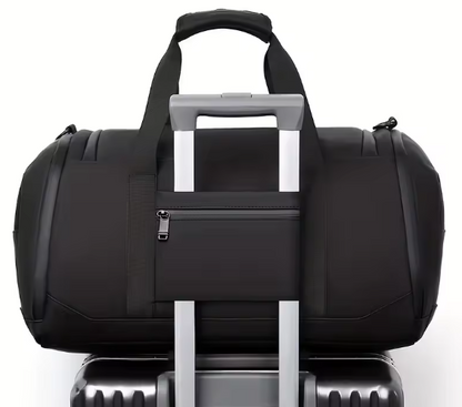 sac de voyages noir fixe sur valise avec passe trolley pour déplacements