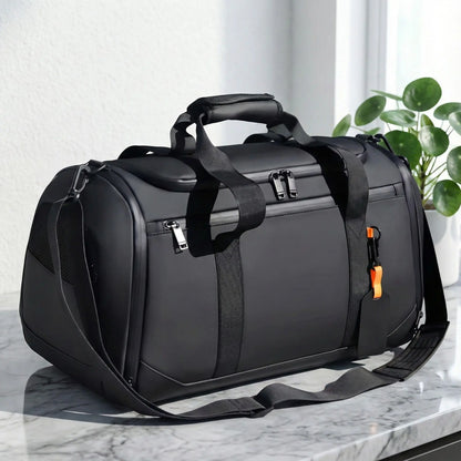 sac de voyages noir moderne avec bretelle et poignées pose sur surface claire en intérieur