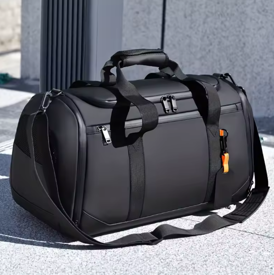 sac de voyages noir moderne pose au sol en extérieur urbain