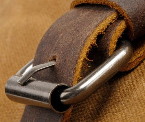 sac de weekend élégant en toile cirée noir design intemporel avec finitions cuir marron en gros plan sur une attache du devant
