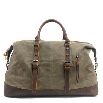sac de weekend élégant en toile cirée vert design intemporel et finitions cuir marron foncé idéal pour voyager avec style et praticité sur fond blanc