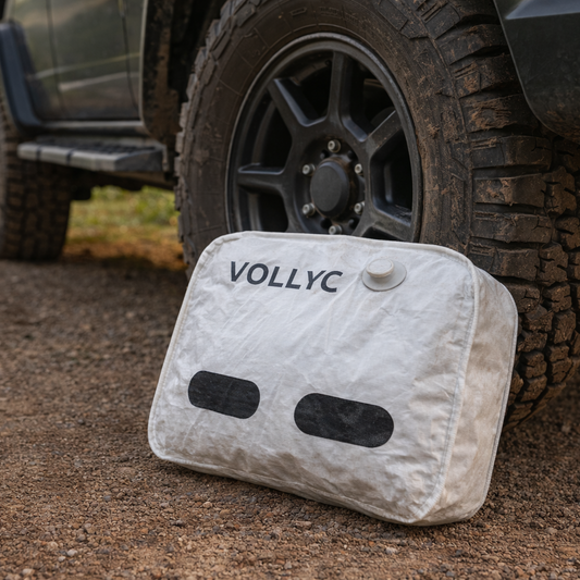 Sac sous vide de voyage appuye contre roue de vehicule tout terrain, rangement comprime pratique pour road trip et aventure