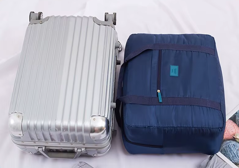 Sac voyage bleu tibetain compact Ideal bagage main vu cote petit valise roulettes