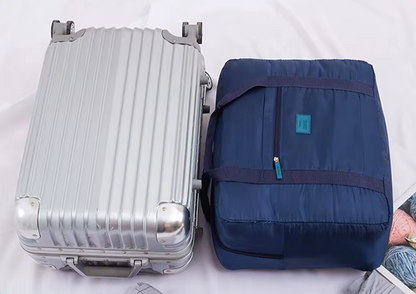 Sac voyage bleu tibetain compact Ideal bagage main vu cote petit valise roulettes