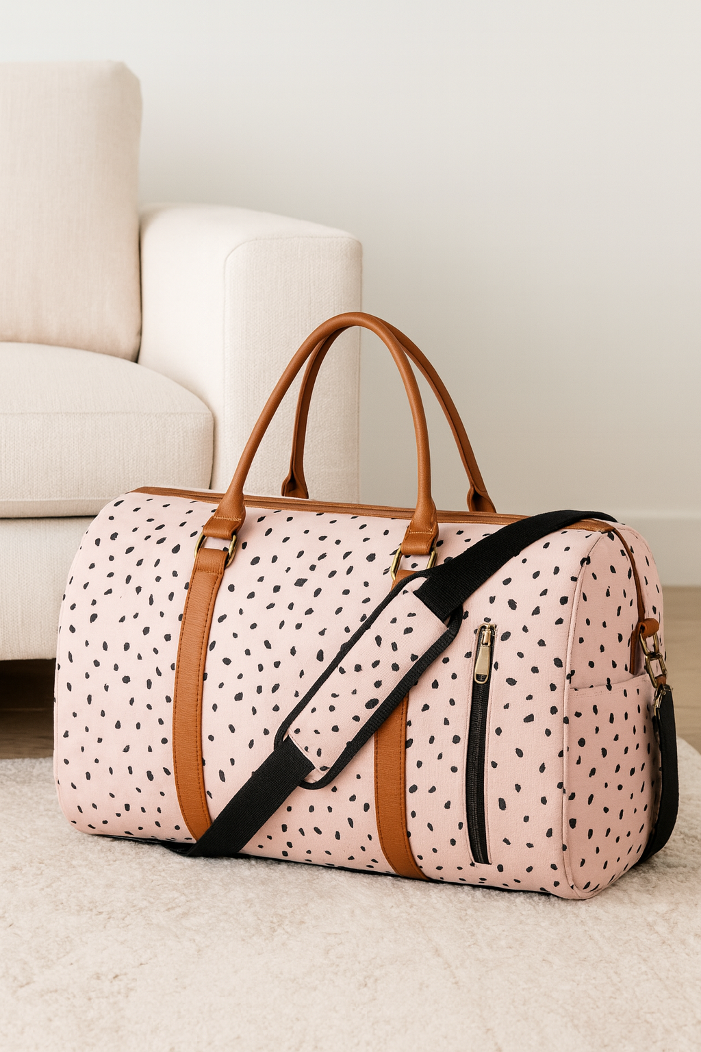 Sac-voyage-femme-ZenEssentiel-rose-pale-tache-noir-surtapis-de-salon-blanc-beige
