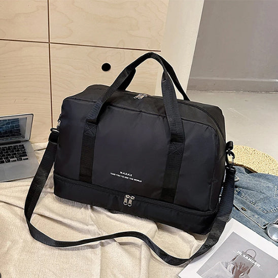 Sac voyage noir sur lit revue jeans portable