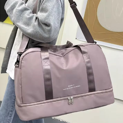 Sac voyage rose personne marche couloir presente grandeur sac
