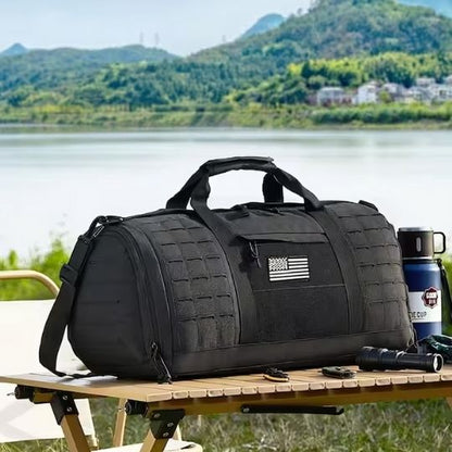 Sac voyage sur table pic nique avec vue montagne et lac