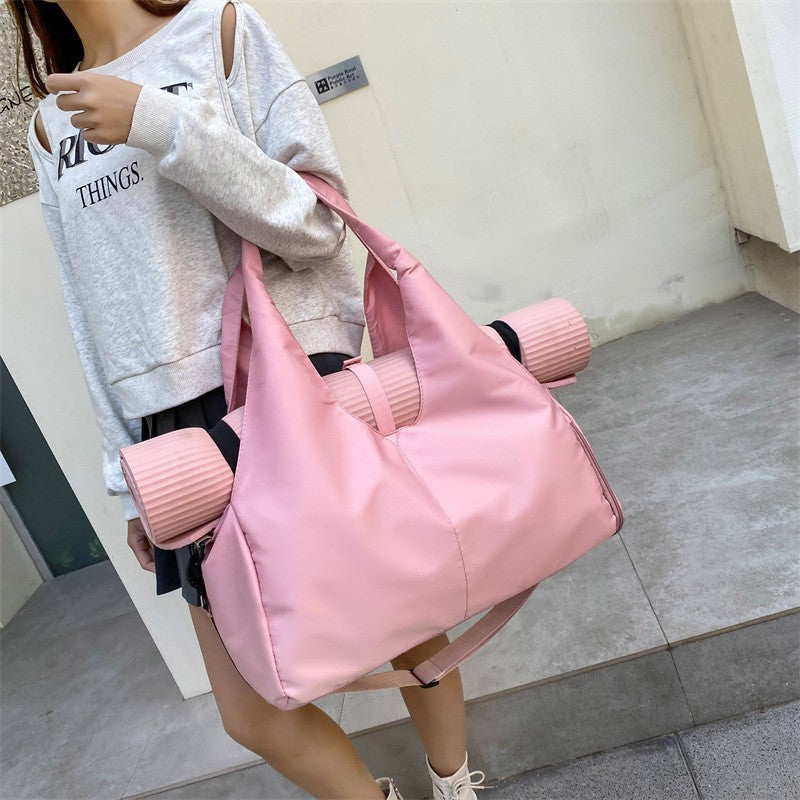 Sac week‑end femme Zen voyage polyvalent rose avec tapis de yoga dans un vestiaire de gym