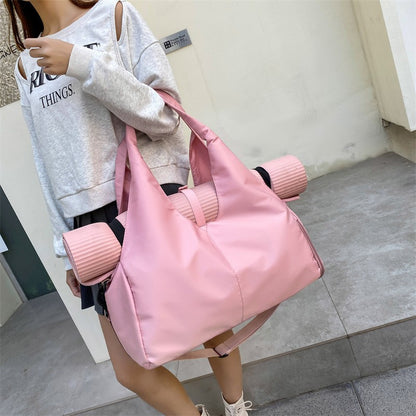 Sac week‑end femme Zen voyage polyvalent rose avec tapis de yoga dans un vestiaire de gym