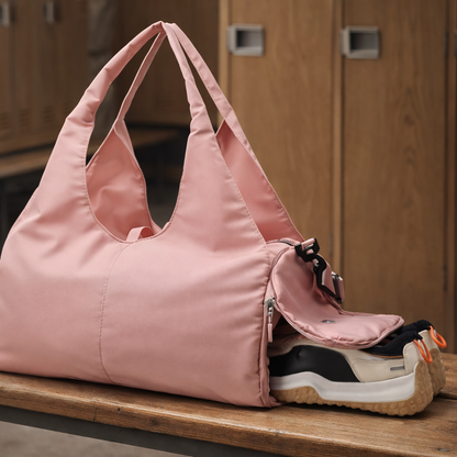 Sac week‑end femme Zen voyage polyvalent rose sur banc de bois dans un vestiaire de gym présentation poche à chaussures
