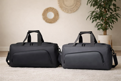 Sac weekend homme noir et gris, posés côte à côte sur un tapis, ambiance naturelle et chaleureuse