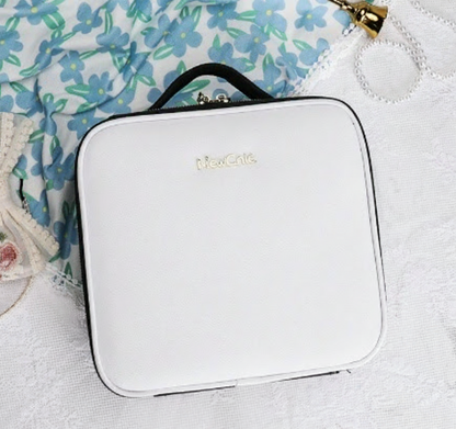 Trousse maquillage blanche ferme démontre rigidité