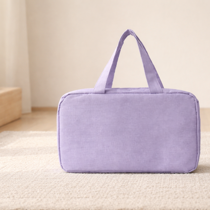 Trousse de toilette femme Zen élégante Grande Capacite lavande sur tapis beige dans environnement calme