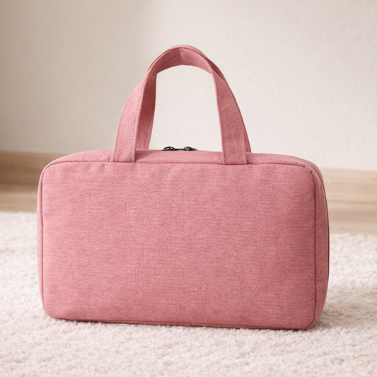 Trousse de toilette femme Zen élégante Grande Capacite rose sur tapis beige dans environnement calme