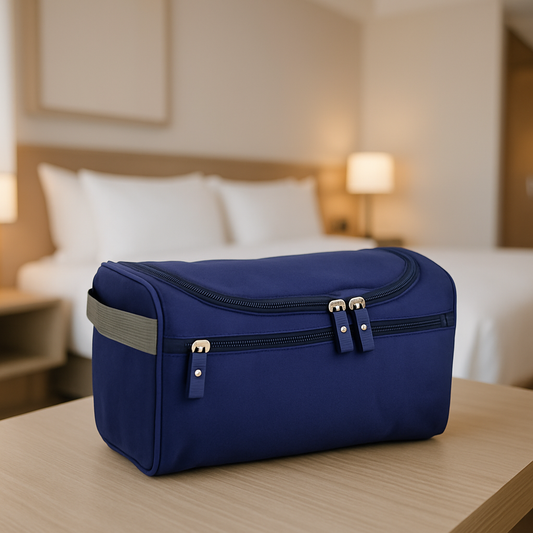 Trousse de voyage bleu navy sur table en bois d'un chambre hôtel de style classique