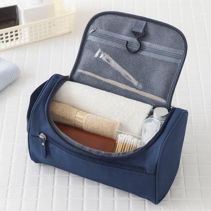 Trousse de voyage compacte avec compartiments, idéale pour organiser produits de toilette et accessoires lors de déplacements ou week-ends.