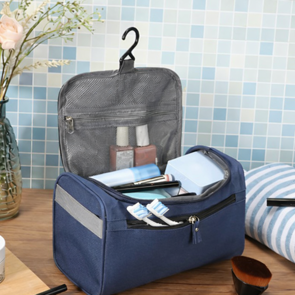 Trousse de voyage suspendue avec crochet et compartiments, idéale pour organiser produits de toilette et accessoires en déplacement compartiment à brosse à dent visible à l'avant.