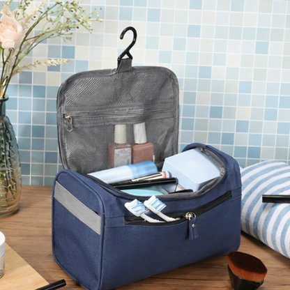 Trousse de voyage suspendue avec crochet et compartiments, idéale pour organiser produits de toilette et accessoires en déplacement compartiment à brosse à dent visible à l'avant.