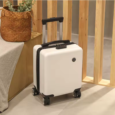 Valise 40 × 30 × 20 cm blanche, parfaite comme bagage cabine gratuit pour l’avion, légère et facile à transporter