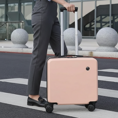 Valise 40 × 30 × 20 cm rose, transportée par une femme élégante en tenue professionnelle, format cabine idéal pour le voyage en avion