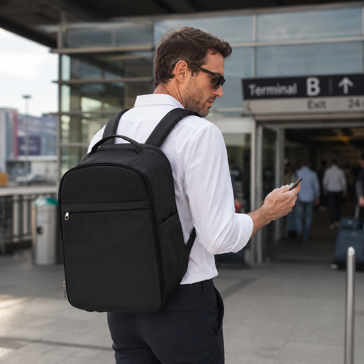 Voyageur dans un terminal moderne avec sac à dos pour bagage cabine