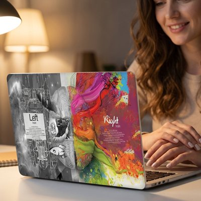 à la maison jeune étudiante protège son ordinateur portable essentiel pour effectuer ces travaux avec cette coque pour ordinateur portable originale