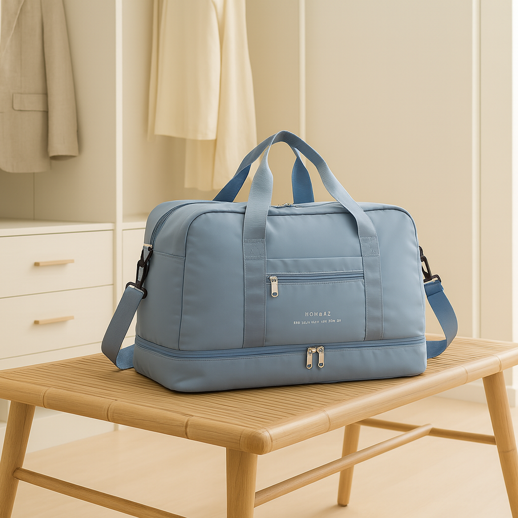 Sac voyage bleu posé sur une table en bois dans un intérieur minimaliste lumineux, design moderne, poignées et fermeture zippée, pratique pour déplacement