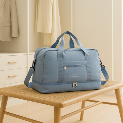 Sac voyage bleu posé sur une table en bois dans un intérieur minimaliste lumineux, design moderne, poignées et fermeture zippée, pratique pour déplacement