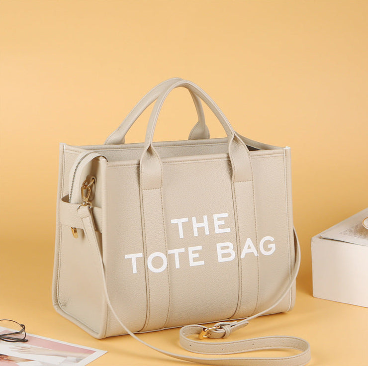 sac week end femme couleur abricot posé en studio sur fond jaune ambiance produit boutique moderne