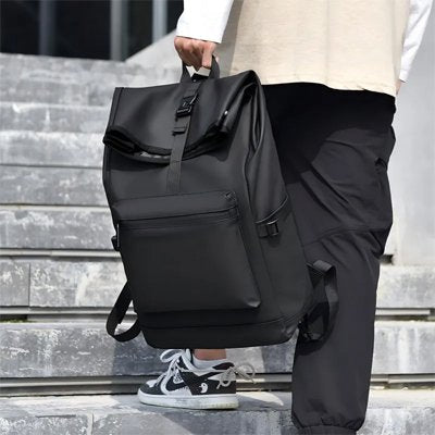 Adolescent se rendant à l'école avec sac de randonnée polyvalent