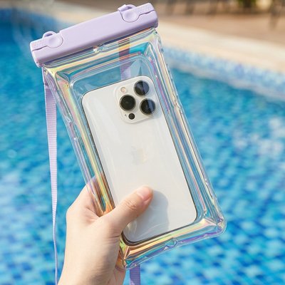 au dessus d'une piscine présentation de  pochette étanche téléphone violet