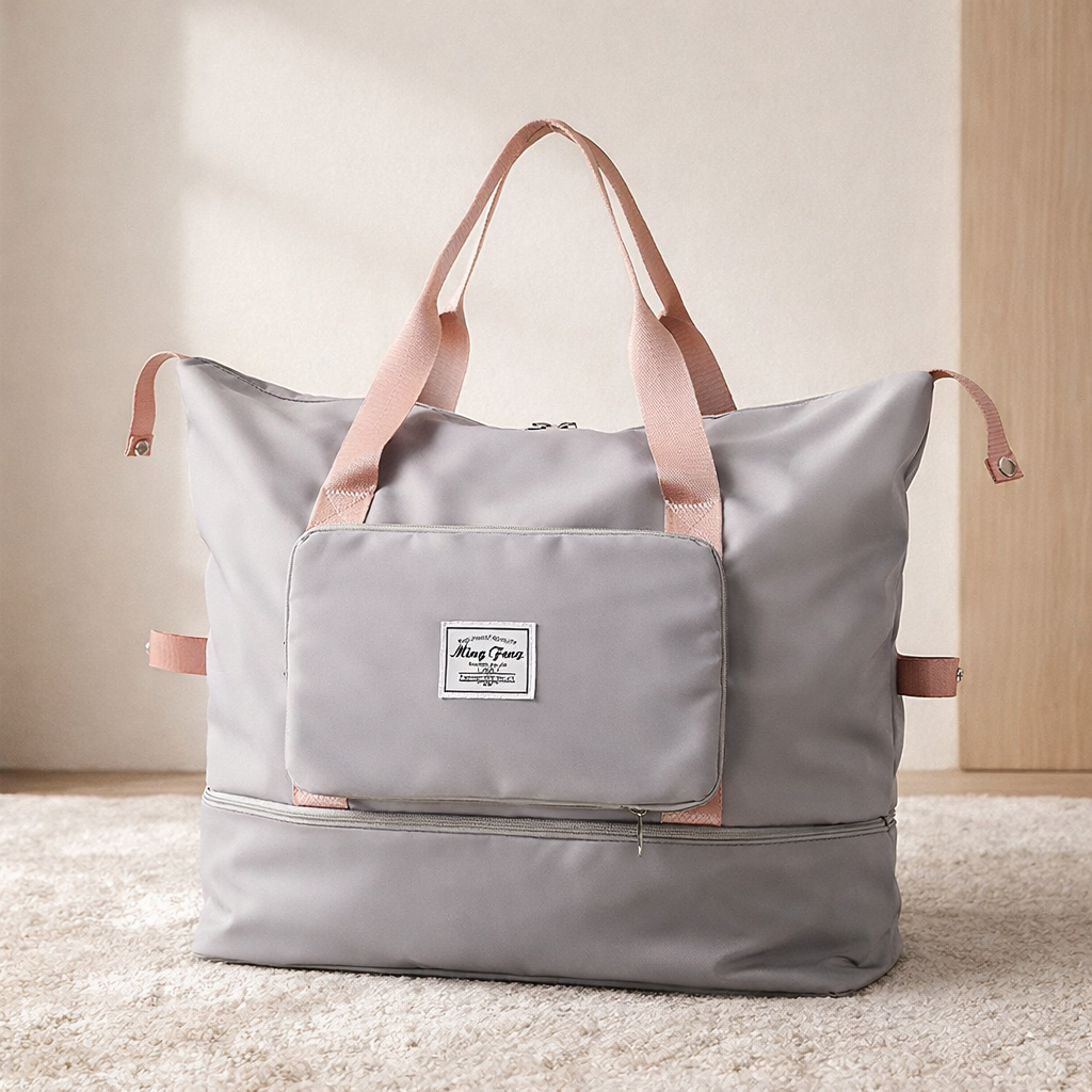 bagage cabine femme gris extensible et pliable sur tapis crème ambiance zen avec poignées roses mises en avant et séparation pratique humide et sec