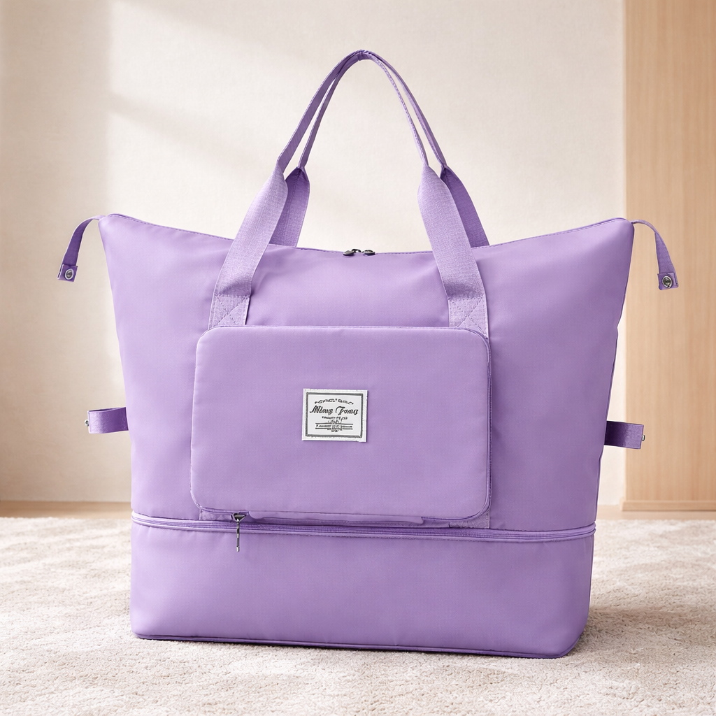 bagage cabine femme violet extensible et pliable sur tapis crème ambiance zen avec poignées roses mises en avant et séparation pratique humide et sec