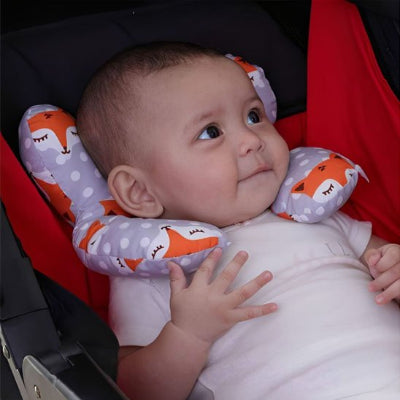 Bébé de profil avec Coussin de voyage Petit Rêve renard