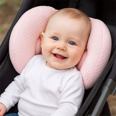 Bébé de profil avec Oreiller de voyage Bébé Cocoon 