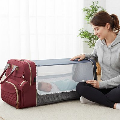 Bébé dort paisiblement dans l'espace de couchage sécurisé sur le fond fond matelassé du sac de voyage pour bébé