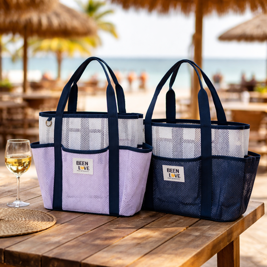 Cabas de plage sur table au bord de mer