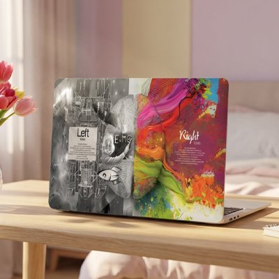 Coque pour ordinateur portable sur table de salon en bois Revêtement rigide qui épouse parfaitement les contours de l'ordinateur portable