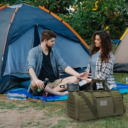 couple en camping devant tente assis couverture gourde rechaud Sac voyage devant